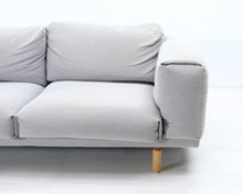 Lataa kuva Galleria-katseluun, Muuto Rest 2-istuttava kangassohva vaaleanharmaa
