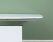 Load image into Gallery viewer, BoConcept ruokapöytä lasilevyllä valkoinen
