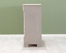 Lataa kuva Galleria-katseluun, Vaaleanpunainen rustiikkinen lipasto
