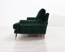 Load image into Gallery viewer, The Sofa Store Amelia 3-istuttava samettisohva vihreä
