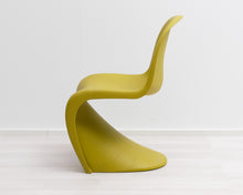 Lataa kuva Galleria-katseluun, Vitra Panton tuoli vihreä
