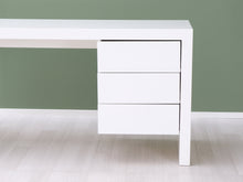 Ladda upp bild till gallerivisning, Valanti Lähellä kirjoituspöytä
