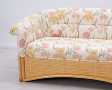 Lataa kuva Galleria-katseluun, 2,5-istuttava rottinkisohva kukkakuviolla

