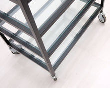 Lataa kuva Galleria-katseluun, Tarjoiluvaunu lasillevyillä
