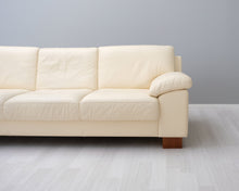 Load image into Gallery viewer, Natuzzi 3-istuttava nahkasohva kermanvalkoinen
