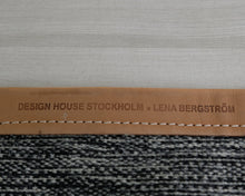 Lataa kuva Galleria-katseluun, Design House Stockholm villamatto 301 x 204 cm tummanharmaa
