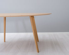 Load image into Gallery viewer, Puulon ovaali tamminen ruokapöytä
