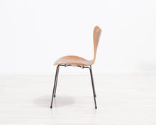 Lataa kuva Galleria-katseluun, Fritz Hansen Series 7 tuoli pähkinä
