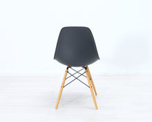 Lataa kuva Galleria-katseluun, Vitra Eames DSW tuoli musta / vaahtera
