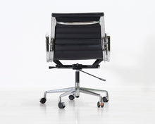 Ladda upp bild till gallerivisning, Vitra Aluminium Chair EA 118 -työtuoli
