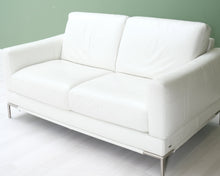 Lataa kuva Galleria-katseluun, Natuzzi 2-istuttava nahkasohva valkoinen
