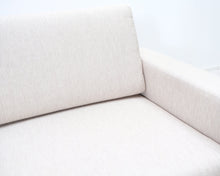 Lataa kuva Galleria-katseluun, 2-istuttava Hakolan vaalea vuodesohva
