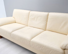 Load image into Gallery viewer, Natuzzi 3-istuttava nahkasohva kermanvalkoinen
