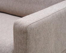 Lataa kuva Galleria-katseluun, Vepsäläinen Design 2-istuttava kangassohva beige
