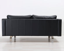 Lataa kuva Galleria-katseluun, 2,5-istuttava nahkasohva musta
