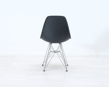 Lataa kuva Galleria-katseluun, Vitra Eames DSR tuoli musta

