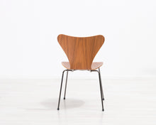 Lataa kuva Galleria-katseluun, Fritz Hansen Series 7 tuoli pähkinä
