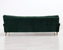 Load image into Gallery viewer, The Sofa Store Amelia 3-istuttava samettisohva vihreä
