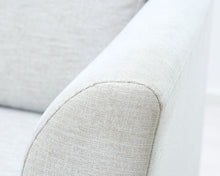 Lataa kuva Galleria-katseluun, 2-istuttava kangassohva vaaleanharmaa
