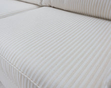 Lataa kuva Galleria-katseluun, 2-istuttava kangassohva raidallinen
