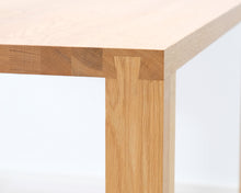 Lataa kuva Galleria-katseluun, Solid Furniture ruokapöytä
