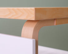 Ladda upp bild till gallerivisning, Artek työpöytä 70 x 150 cm koivu / valkoinen
