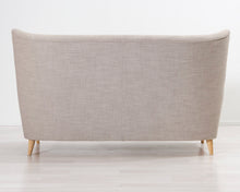 Lataa kuva Galleria-katseluun, 2-istuttava kangassohva vaaleanharmaa
