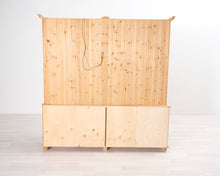 Lataa kuva Galleria-katseluun, Mäntykaappi
