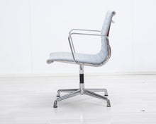 Lataa kuva Galleria-katseluun, Vitra Aluminium Chair EA 107 tuoli vaaleansininen
