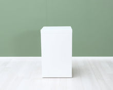Lataa kuva Galleria-katseluun, Kaani Jazz yöpöytä valkoinen
