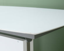 Load image into Gallery viewer, BoConcept ruokapöytä lasilevyllä valkoinen
