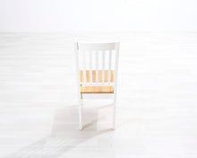 Load image into Gallery viewer, Ruokatuoli valkoisella rungolla
