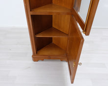 Load image into Gallery viewer, Kulmakaappi lasiovella
