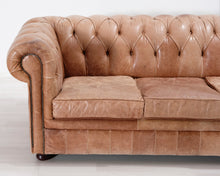 Lataa kuva Galleria-katseluun, 3-istuttava Chesterfield-tyylinen nahkasohva ruskea
