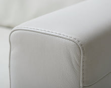 Lataa kuva Galleria-katseluun, Natuzzi Italsofa 3-istuttava nahkasohva valkoinen
