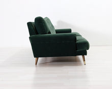 Load image into Gallery viewer, The Sofa Store Amelia 3-istuttava samettisohva vihreä
