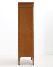 Lataa kuva Galleria-katseluun, Antiikkinen kaappi massiivitammesta
