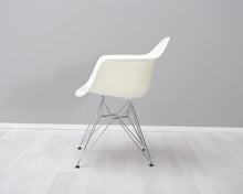 Lataa kuva Galleria-katseluun, Vitra Eames DAR tuoli valkoinen
