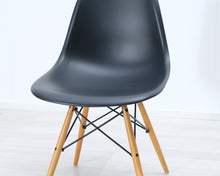 Lataa kuva Galleria-katseluun, Vitra Eames DSW tuoli musta / vaahtera
