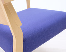 Ladda upp bild till gallerivisning, Korhonen Oy nojatuoli sinisellä istuimella
