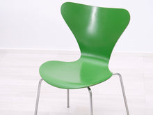 Lataa kuva Galleria-katseluun, Fritz Hansen Series 7 tuoli vihreä
