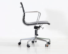 Ladda upp bild till gallerivisning, Vitra Aluminium Chair EA 118 -työtuoli
