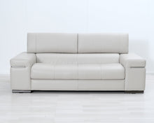 Lataa kuva Galleria-katseluun, Natuzzi Avana 2570 2,5-istuttava nahkasohva vaaleanharmaa

