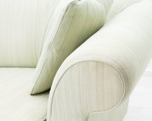 Lataa kuva Galleria-katseluun, 2-istuttava kangassohva vaaleanvihreä
