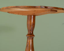 Load image into Gallery viewer, Antiikkinen sivupöytä
