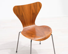 Lataa kuva Galleria-katseluun, Fritz Hansen Series 7 tuoli pähkinä
