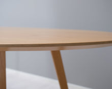 Load image into Gallery viewer, Puulon ovaali tamminen ruokapöytä
