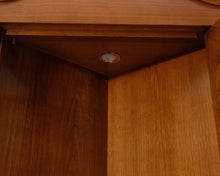 Load image into Gallery viewer, Kulmakaappi lasiovella
