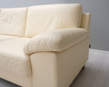 Load image into Gallery viewer, Natuzzi 3-istuttava nahkasohva kermanvalkoinen
