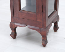 Lataa kuva Galleria-katseluun, Kapea puuvitriini lasi-ikkunoilla
